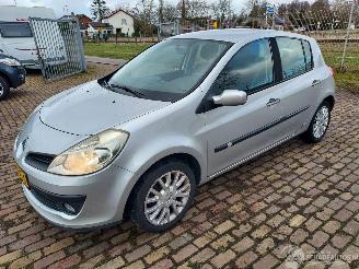 uszkodzony samochody osobowe Renault Clio 1.2   deurs 2009/4