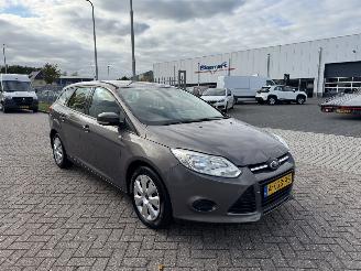 krockskadad bil auto Ford Focus 1.6 TDCi 77Kw Airco Euro5 2013/4