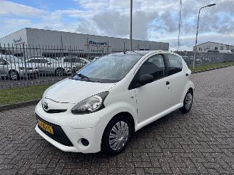 krockskadad bil auto Toyota Aygo 1.0 VVT-i  50Kw AIRCO 2013/8