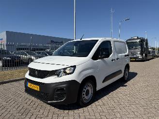 krockskadad bil bedrijf Peugeot Partner 1.5 HDI 96 Kw AUT. 2x schuifdeur 2022/4