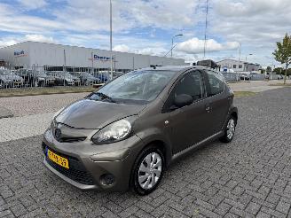 Damaged car Toyota Aygo 1.0 VVT-i Now 50kw AIRCO 2014/2