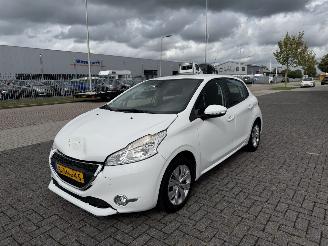 skadebil auto Peugeot 208 1.2 VTI 60Kw AIRCO NAVI 2014/3
