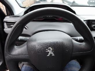 Peugeot 208  picture 11