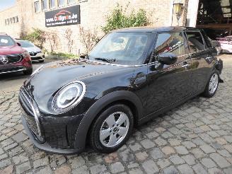 Schadeauto Mini Cooper Essential 2023/11