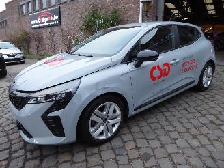 Damaged car Renault Clio Evolution 2024/3