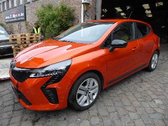 damaged passenger cars Renault Clio V Evolution 2024/7