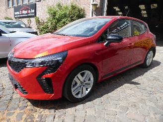 damaged passenger cars Renault Clio Evolution E Tech 2025/4