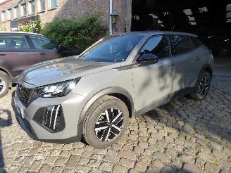Damaged car Peugeot 2008 Hybrid Active 2024/6