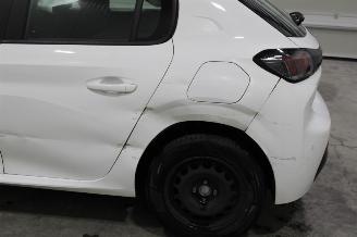 Peugeot 208  picture 8