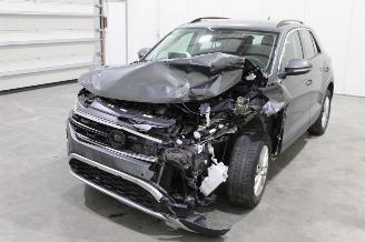 damaged passenger cars Volkswagen T-Roc  2023/8