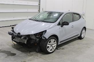 damaged passenger cars Renault Clio  2024/6