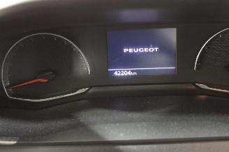Peugeot 208  picture 13