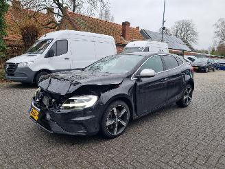 damaged passenger cars Volvo V-40 T3 Aut. Rdesign Pano 2020/2