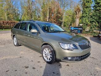 Unfallwagen Skoda Superb 1.6 TDI 77KW Pano Airco Navi 2015/1