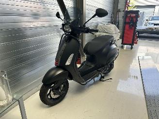 krockskadad bil bromfiets Vespa  SPRINT / NIEUW! 2024/10