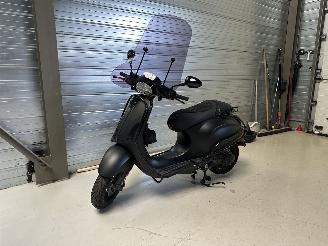 Vaurioauto  scooters Vespa  SPRINT S CUSTOM MADE | LED MATRIX FULL OPTIONS MET BEUGELS 2023/8