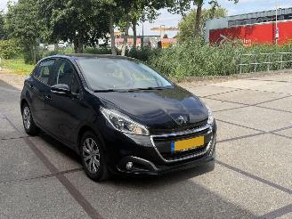 Damaged car Peugeot 208 1.2 PureTech Blue Lion 1e Eigenaar 53.000 KM NAP Navi! PDC! 2018/3