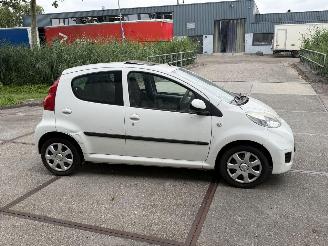 Peugeot 107 1.0-12 V XS 5 deurs Airco! Opendak picture 3