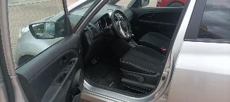Kia Venga 1.6-16v Benzine Automaat Climatecontrol Stoelverwarming Lichtautomaat Privacyglas Leren stuurwiel Keyless entry 4x elektrische ruiten Elektrische inklapbare buitenspiegels parkdistance trekhaak sportvelgen mistlampen elektri picture 8
