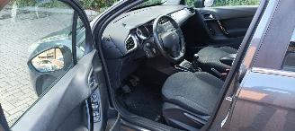 Citroën C3 1.2 Benzine 82pk Airconditioning CruiseControl Leren-Stuurwiel Mistlampen Led-Dagrijverlichting 4x elektrische ruiten Radio Multikleuren display MirrorLink Apple CarPlay mistlampen Parkeersensoren picture 11