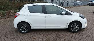 Toyota Yaris Bj:10-2017 Facelift 1.5-Benzine 111pk Touchscreen met Camera Lichtautomaat Drivelane assistent Leren multi stuurwiel Stoelverwarming picture 3