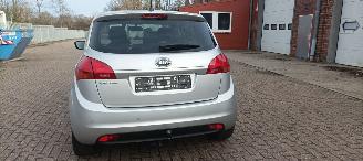 Kia Venga Bj:08-2013 1.6 Benzine Automaat Climatecontrol 4xElek ramen Elektrische-spiegels met verwarming Stoelverwarming Lichtautomaat Privacyglas armsteun voor en achter Keyless entry Parkeersensoren achter Trekhaak Mistlampen picture 5
