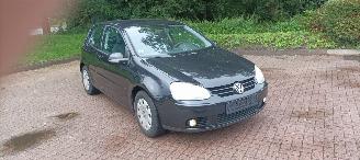 Volkswagen Golf Bj:12-2006 1.4-Benzine 80pk Climatecontrol CruiseControl Leren-Stuurwiel armsteun elek-ramen elektrische Spiegel Centrale vergrendeling met afstandsbediening mistlampen Parkeersensoren afneembare trekhaak Metallic lak picture 1