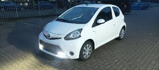 Schadeauto Toyota Aygo Bj:09-2013 1.0-VVT-i Navi Airco Led Elektrische ramen Centrale vergrendeling met afstandsbediening 2013/9