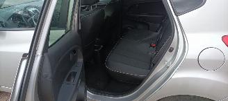 Kia Venga Dream team 1.6-Benzine Automaat Keyless-entry Climatecontrol Stoelverwarming Lichtautomaat Privacyglas leren stuurwiel mistlampen Parkeersensoren Trekhaak 16-inch Kia velgen picture 13