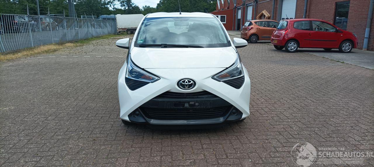 Toyota Aygo Facelift 1.0-VVT-i 72pk X-Play uitvoering Airconditioning Led koplampen led achterlichten Leren stuurwiel met radio bediening Elektrische ramen Elektrische-spiegels met verwarming Centrale vergrendeling met afstandsbediening