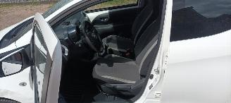 Toyota Aygo Facelift 1.0-VVT-i 72pk X-Play uitvoering Airconditioning Led koplampen led achterlichten Leren stuurwiel met radio bediening Elektrische ramen Elektrische-spiegels met verwarming Centrale vergrendeling met afstandsbediening picture 13