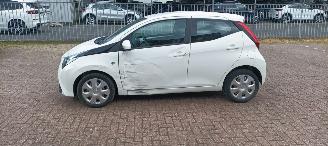 Toyota Aygo Facelift 1.0-VVT-i 72pk X-Play uitvoering Airconditioning Led koplampen led achterlichten Leren stuurwiel met radio bediening Elektrische ramen Elektrische-spiegels met verwarming Centrale vergrendeling met afstandsbediening picture 3