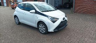 Toyota Aygo Facelift 1.0-VVT-i 72pk X-Play uitvoering Airconditioning Led koplampen led achterlichten Leren stuurwiel met radio bediening Elektrische ramen Elektrische-spiegels met verwarming Centrale vergrendeling met afstandsbediening picture 7