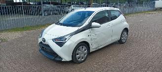 Toyota Aygo Facelift 1.0-VVT-i 72pk X-Play uitvoering Airconditioning Led koplampen led achterlichten Leren stuurwiel met radio bediening Elektrische ramen Elektrische-spiegels met verwarming Centrale vergrendeling met afstandsbediening picture 2