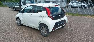 Toyota Aygo Facelift 1.0-VVT-i 72pk X-Play uitvoering Airconditioning Led koplampen led achterlichten Leren stuurwiel met radio bediening Elektrische ramen Elektrische-spiegels met verwarming Centrale vergrendeling met afstandsbediening picture 4