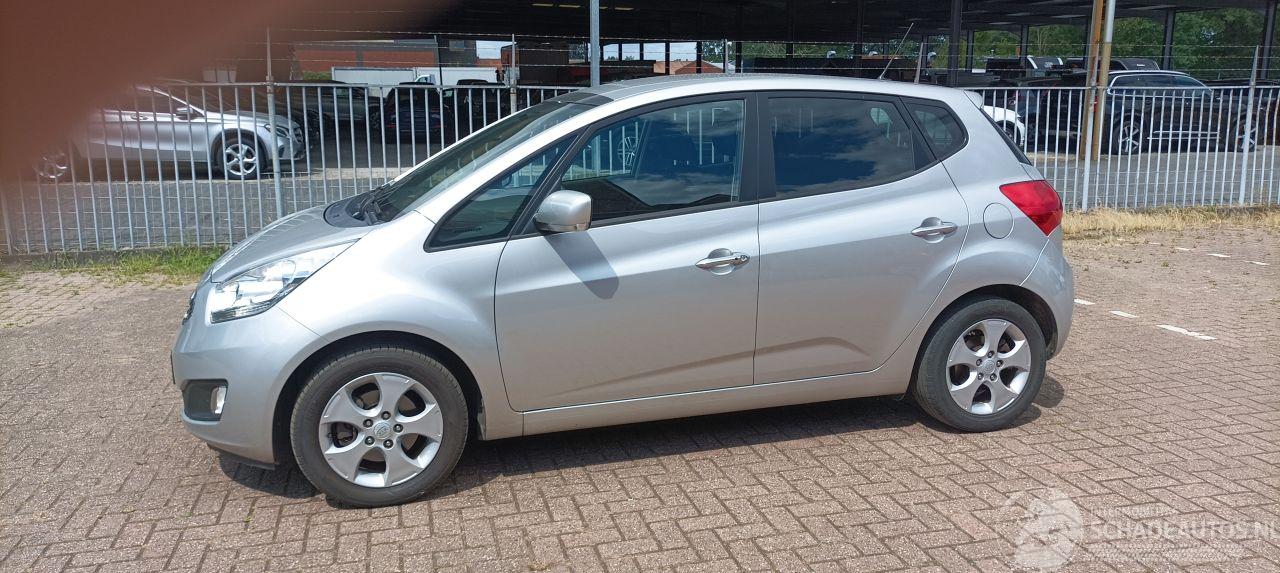 Kia Venga 1.6 Automaat Keyless-entry Climatecontrol Stoelverwarming stuurwiel met radio bediening 4xElektrische ramen Elektrische inklapbare buitenspiegels met verwarming Privacy glas Parkeersensoren achter trekhaak 16-inch velgen Mistlampen armsteun voor Links en