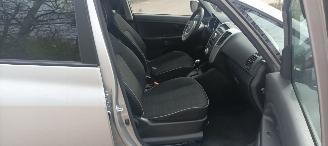 Kia Venga 1.6 Benzine Automatik Keyless-entry Climatecontrol Stoelverwarming Lichtautomaat Privacyglas leren stuurwiel 4xElektrische ramen Elektrische-spiegels met verwarming Trekhaak Parkeersensoren achter 16 inch velgen picture 18