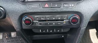 Kia Ceed Bj 9-2018 1.6 Climatecontrol Led-Koplampen Led-Achterlichten Navi Sportstoelen met Memory keyless Entry Blindspot Drivelane parkeer-assistent picture 25