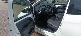 Toyota Aygo Bj 9-2018 1.0 Airconditioning Led verlichting elektrische ruiten elektrische buitenspiegels Leren Stuurwiel picture 12