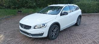 uszkodzony samochody osobowe Volvo V-60 Cross Country 5-Cil 2.4 190pk Automatik 4x4 Leder Navi Xenon Led Climatecontrol CruiseControl Stoelverwarming Lichtautomaat Privacyglas Regensensor Trekhaak 2016/11