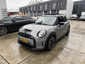 damaged passenger cars Mini Electric Camden Edition 33 kWh PANO - NAVI - CAMERA - LEDER 2021/12