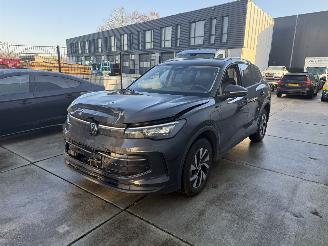 uszkodzony samochody osobowe Volkswagen Tiguan 1.5 eHybrid PHEV Life Edition CAMERA - KEYLESS - NAVI - SFEER 2024/11