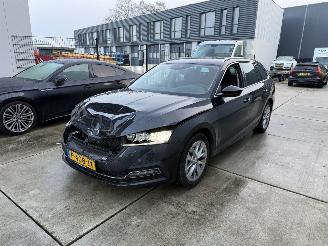 Unfallwagen Skoda Octavia 1.0 E-tsi BUSS EDITION PLUS AUTOMAAT - HUD - KEYLESS 2021/6