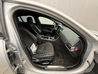 Jaguar XE 2.0 D PORTFOLIO -NAVI-CLIMA-LEDER-PDC picture 11