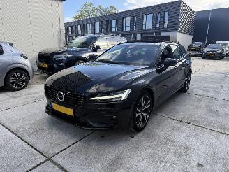 Voiture accidenté Volvo V-60 2.0 B3 R-DESIGN AUTOMAAT-PANO-NAVI-CAMERA 2021/3