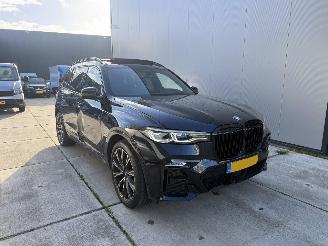 Vaurioauto  passenger cars BMW X7 xDrive 40i High Executive -PANO-LEDER-360 CAMERA-4 Wielbesturing 2022/2