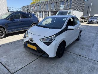 Auto incidentate Toyota Aygo 1.0 VVT-i x-Play Limited AIRCO - CENTRAAL - LED 2020/1