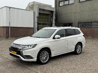 Voiture accidenté Mitsubishi Outlander 2.4 PHEV Intense + Schuifdak 4x4 2019/1