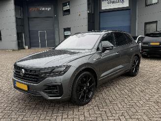Damaged car Volkswagen Touareg 3.0 TSI R 4Motion Hybrid 544Pk Pano DynAudio Sfeerverlichting Head-Up 2021/10
