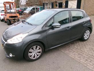 damaged passenger cars Peugeot 208 1.2 I ALLURE 5 DEURS AIRCO 2012/8